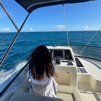 枋客文旅遊艇自駕體驗，海景與駕駛座