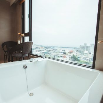 枋客文旅－豪華海景雙人房＿浴缸與窗外景色