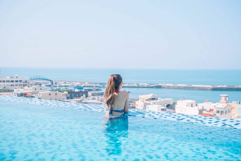 枋客文旅頂樓無邊際泳池與海天一線景色