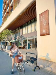 枋客文旅外觀，靠近海岸的現代建築