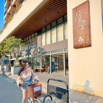 枋客文旅外觀，靠近海岸的現代建築